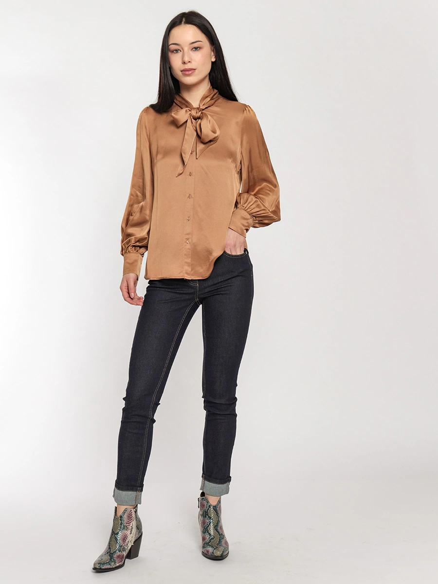 Атласная блуза с бантом